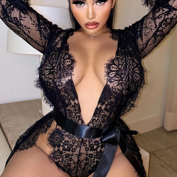 Black Lace Lingerie Robe And Thong Set With Satiny Belt - Picture 5 of 16